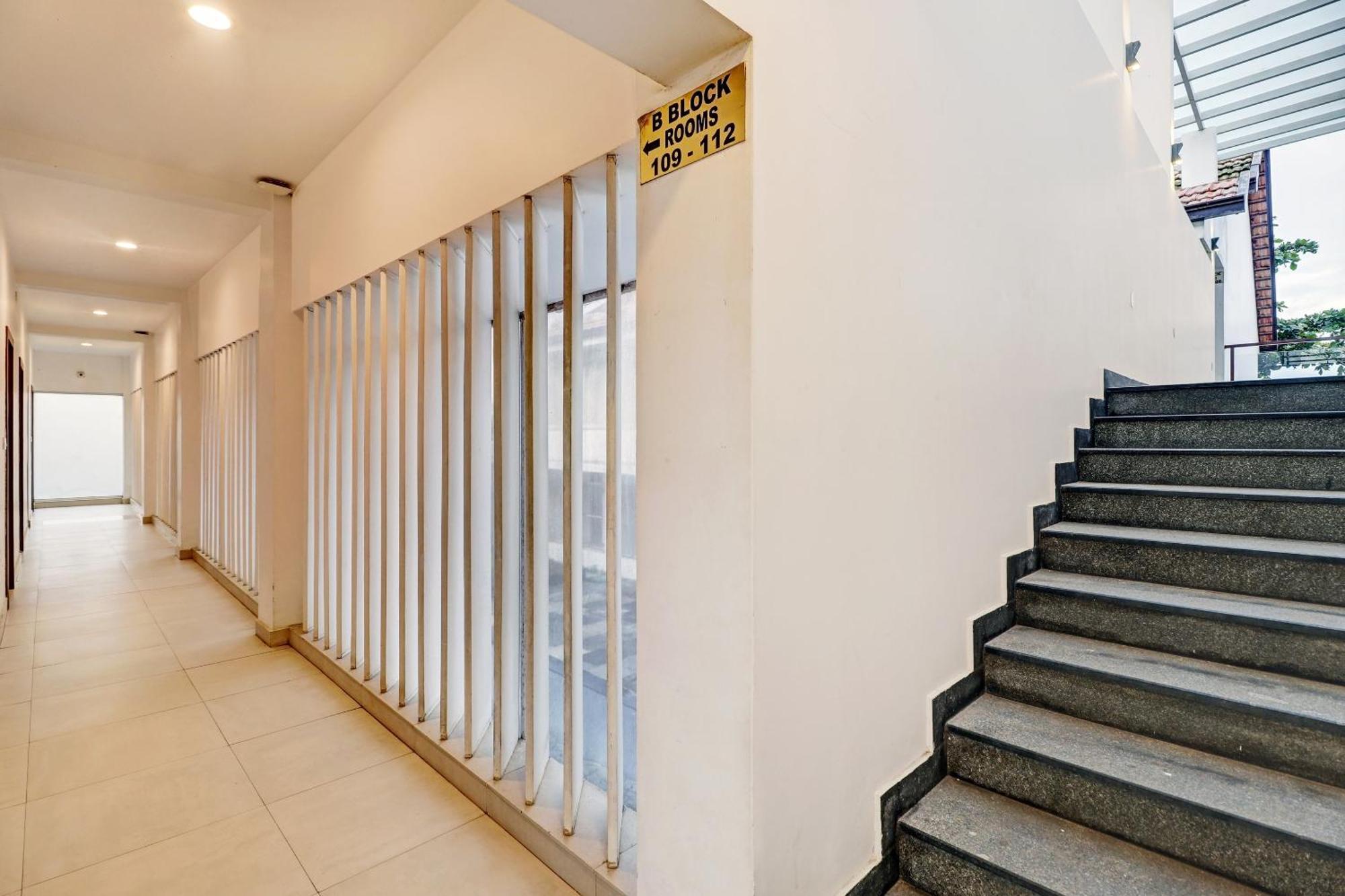 Townhouse Oak Edassery'S Sealine Villa Stay Kochi Exterior photo